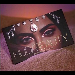 Huda Beauty- Desert Dusk Eyeshadow Palette